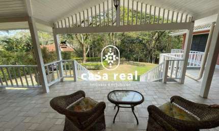 A casa dos seus sonhos agora é realidade! Linda e ampla casa linear com ótimo terreno muito bem localizada em condomínio fechado com porteira fechada