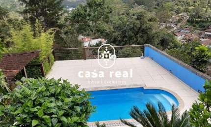 Casa espetacular com piscina, vista para as montanhas.