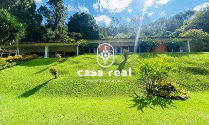 Excelente casa, em terreno de 4.000m2, e 600m2 de área construída!