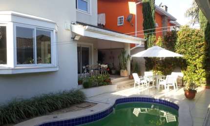 Aluga-se casa mobiliada de muito bom gosto no Residencial 6 em Alphaville