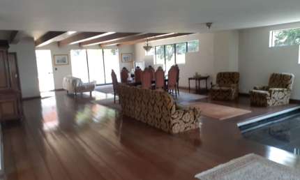 Casa de esquina à venda no Residencial 6, Alphaville. Ambientes amplos, 650m², PREÇO ABAIXO DO MERCADOurança.