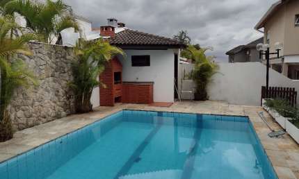 Casa para locação no Residencial 6 Alphaville, 360m², 3 quartos, 1 suíte, 2 vagas cobertas, condomínio completo e seguro.