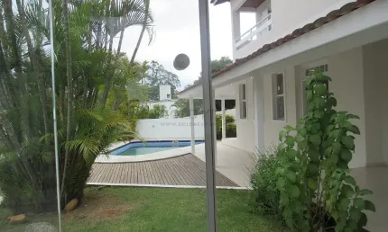 Casa moderna para locação ou venda no Residencial 6, Alphaville. 4 dormitórios, piscina, jardim e lazer completo em 670 m² de terreno.