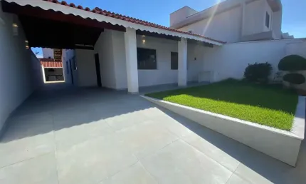Casa a venda na praia de peruibe. Possui 03 dormitórios e edicula.