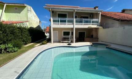 Casa com piscina  avenda na praia de Peruibe, possui 3 dormitórios .