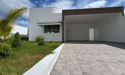 Casa no Jardim Beira Mar em Peruíbe. Possui 03 dormitórios  e piscina.