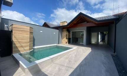 Casa no Residencial Park D'Aville em Peruíbe. Possui piscina e 03 dormitórios.