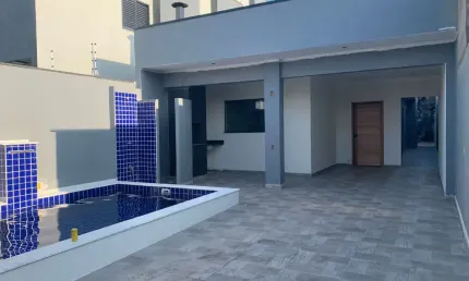 Casa no bairro nova peruibe  em peruibe. Possui piscina e 02 dormitórios.