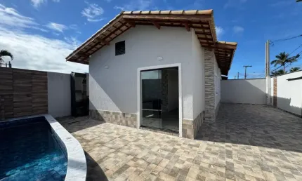 Casa nova com piscina e 03 dormitórios a venda na praia de  Itanhaém