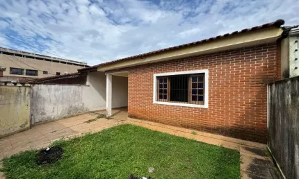 Casa no bairro jardim icaraíba em peruibe pra venda possui 04 dormitórios.