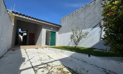 Casa no bairro São João Batista 2, em Peruíbe. Possui 02 dormitórios