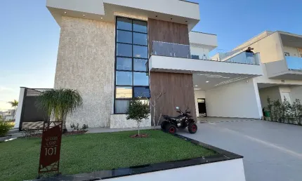 Casa em condomínio alto padrão em Peruibe. Possui  04 dormitórios e piscina
