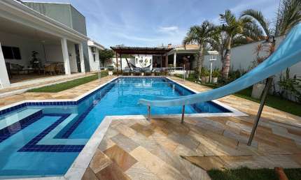 Casa alto padrão a venda em peruibe, possui 04 dormitórios e piscina