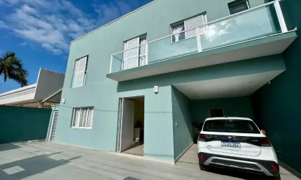 Casa com  04 dormitórios, edícula e piscina a venda na praia de peruibe.