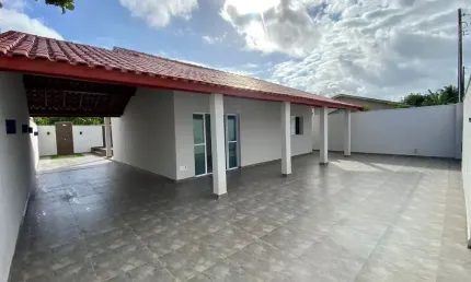 Casa com piscina e 2 dormitórios a venda na praia do bopiranga em Itanhaém.