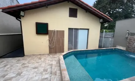 Casa no Bairro Suarão em Itanhaém á venda . Possui 04 dormitórios e piscina.