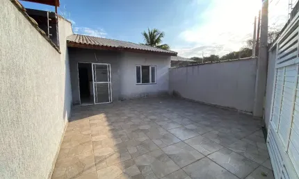Casa no Bairro Cibratel 2, em Itanhaém. Possui 02 dormitórios e piscina.