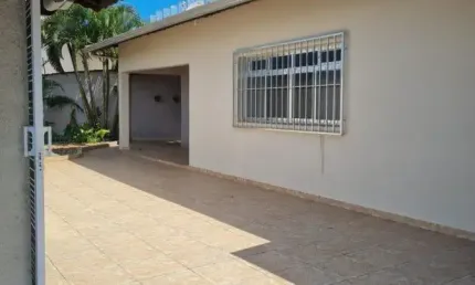 Casa no bairro Satélite em Itanhaém. Possui 02 dormitórios