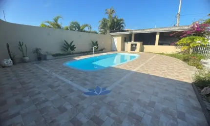 Casa para Venda, Peruíbe / SP. Possui piscina e 03 dormitórios