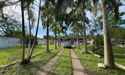 Chácara para venda, peruíbe. possui 04 dormitórios, piscina