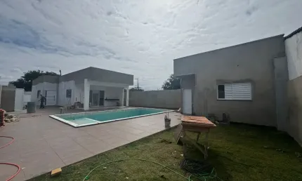 Casa nova para venda, peruíbe / sp. possui piscina e 03 dormitórios