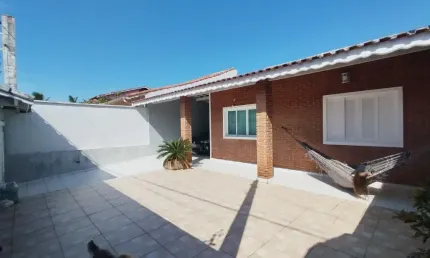Casa para venda, peruíbe / sp. possui 02 dormitórios e excelente quintal