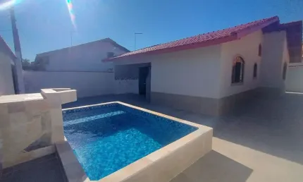 Casa para venda, mongaguá / sp. possui piscina e 02 dormitórios