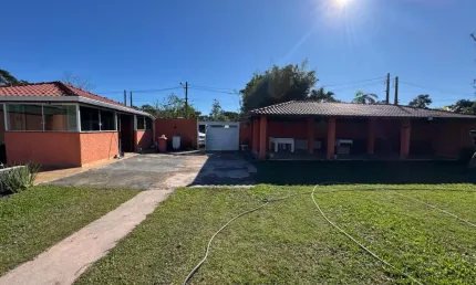 Chácara para venda, itariri / sp. possui piscina e 3 dormitórios.