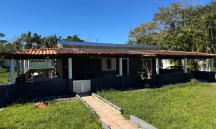 Chácara  com piscina  para venda, peruíbe / sp. possui 03 dormitórios.