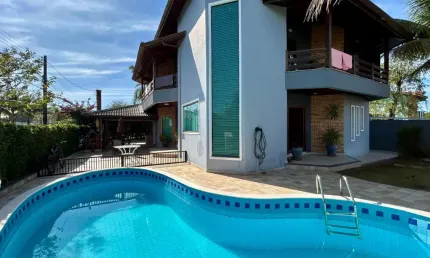 Casa  em condomínio alto padrão para venda, peruíbe / sp. possui 04 dormitórios.