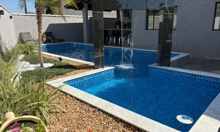 Casa nova com alexa integrada  para venda, itanhaém / sp. possui piscina e 03 dormitórios