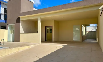 Casa nova com piscina para venda, peruíbe / sp. possui03 dormitórios.