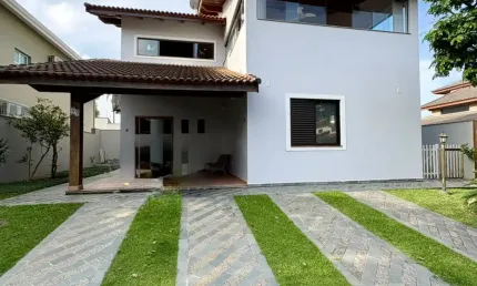Casa alto padrão  em condominio fechado para venda, peruíbe / sp. possui 03 dormitórios