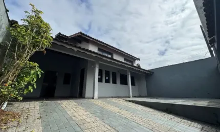 Casa para venda, peruíbe / sp. possui 03 dormitórios e edícula