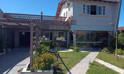 Diferente sobrado com um belo jardim no Balneário Presidente