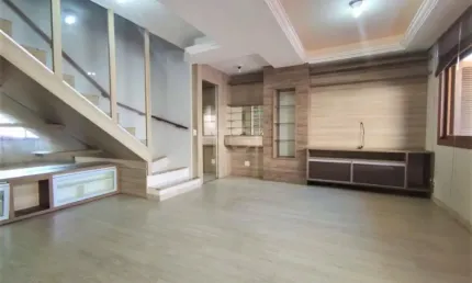 Linda casa de 3 dormitórios e 1 suite, 2 vagas, semi mobiliada na tristeza.