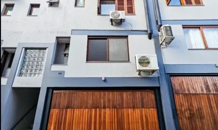 casa sobrado 3 dormitórios e 1 suite, vaga 2 carros.  lareira, churrasqueira com lavabo. No miolo da TRISTEZA.