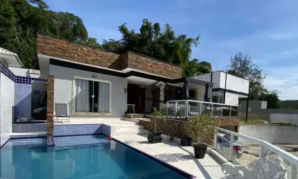 Casa de 4 quartos com lazer completo em condomínio em Várzea das Moças Niterói.