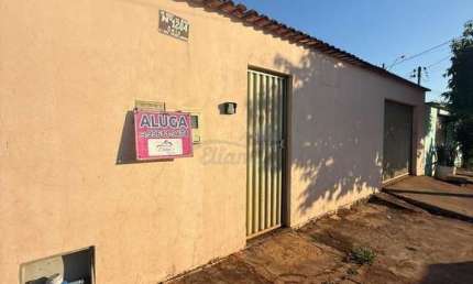 Casa para alugar em Jataí, Conjunto Residencial Cidade Jardim, com 2 quartos, com 120 m²