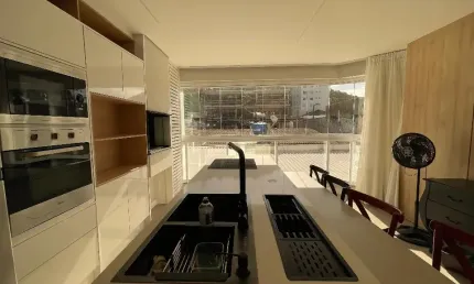 Viva com Estilo a Poucos Passos do Mar em Cabeçudas! Apartamento com 2 suítes e lazer de resort por R$6.500/mês