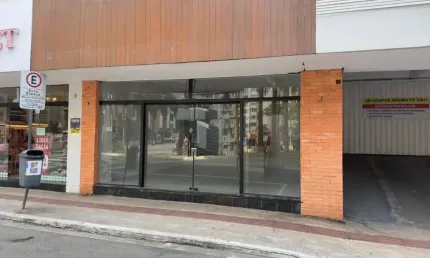 Sala Comercial para Locação quadra mar | 100 m² com Mezanino – Centro de Balneário Camboriú