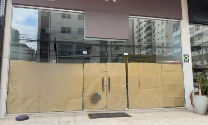 Sala comercial com 150 metros, pé direito duplo e mezanino na avenida brasil – balneário camboriú