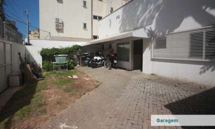 TERRENO NO CENTRO DE BC com 276m2. Possui obra com recepção, cozinha, 3 salas, 2 bwc e sobra terreno