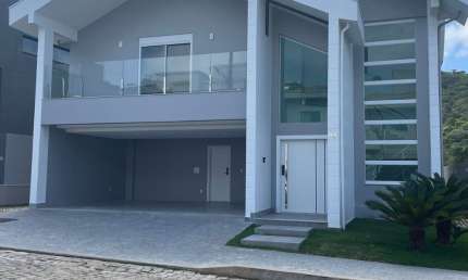 CASA EM BC...  com 5 suítes, 6 bwc, 3 vagas, nova, em cond. fechado com lazer completo, venha ver.