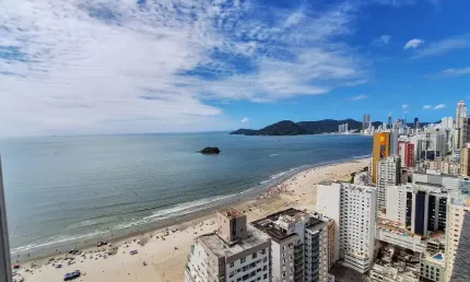 SUPER LUXO... 4 SUÍTES, 6 BWC, 3 VAGAS, 01 apto por andar, finamente mobiliado e equipado, vista mar, pronto para morar, pagamento facilitado.