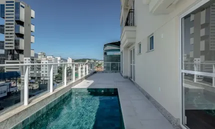 DIFERENCIADO COM PISCINA 3 suítes, 4 bwc, 2 vagas, no. centro de Bc para vc..