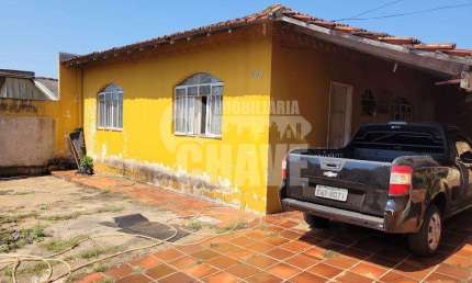 Vende-se Casa com 2 Dormitórios no Waldermar Hauer em Londrina-PR