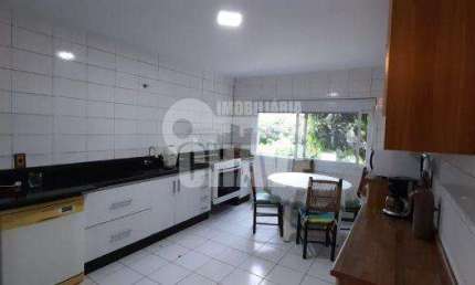 Vende-se Sobrado Comercial na Avenida das Cataratas em Foz do Iguaçu-PR