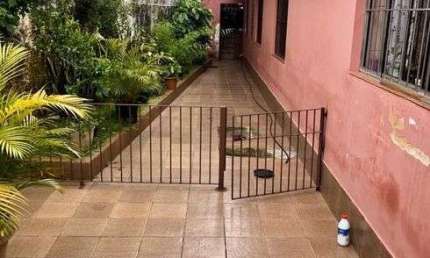 Casa térrea para venda tem 308 metros quadrados com 3 quartos, sala, cozinha, 3 banheiros jardim
