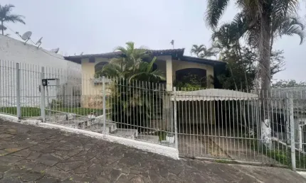 Casa em criciuma sc com 4 dormitorios, 2 min.do centro da cidade, semi mojiliada